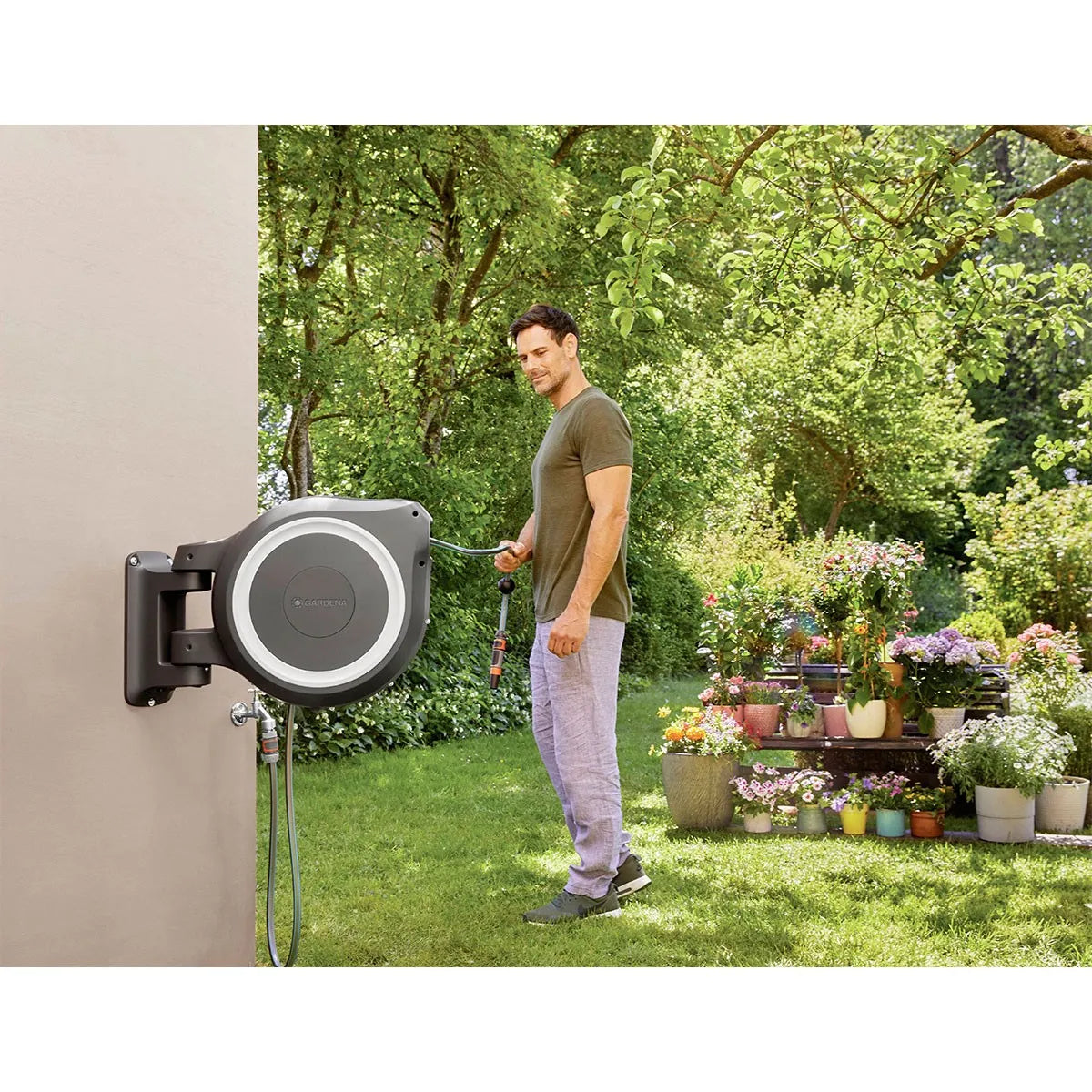 GARDENA Enrollador Automático RollUp L 30m Mural UV - Imagen 5